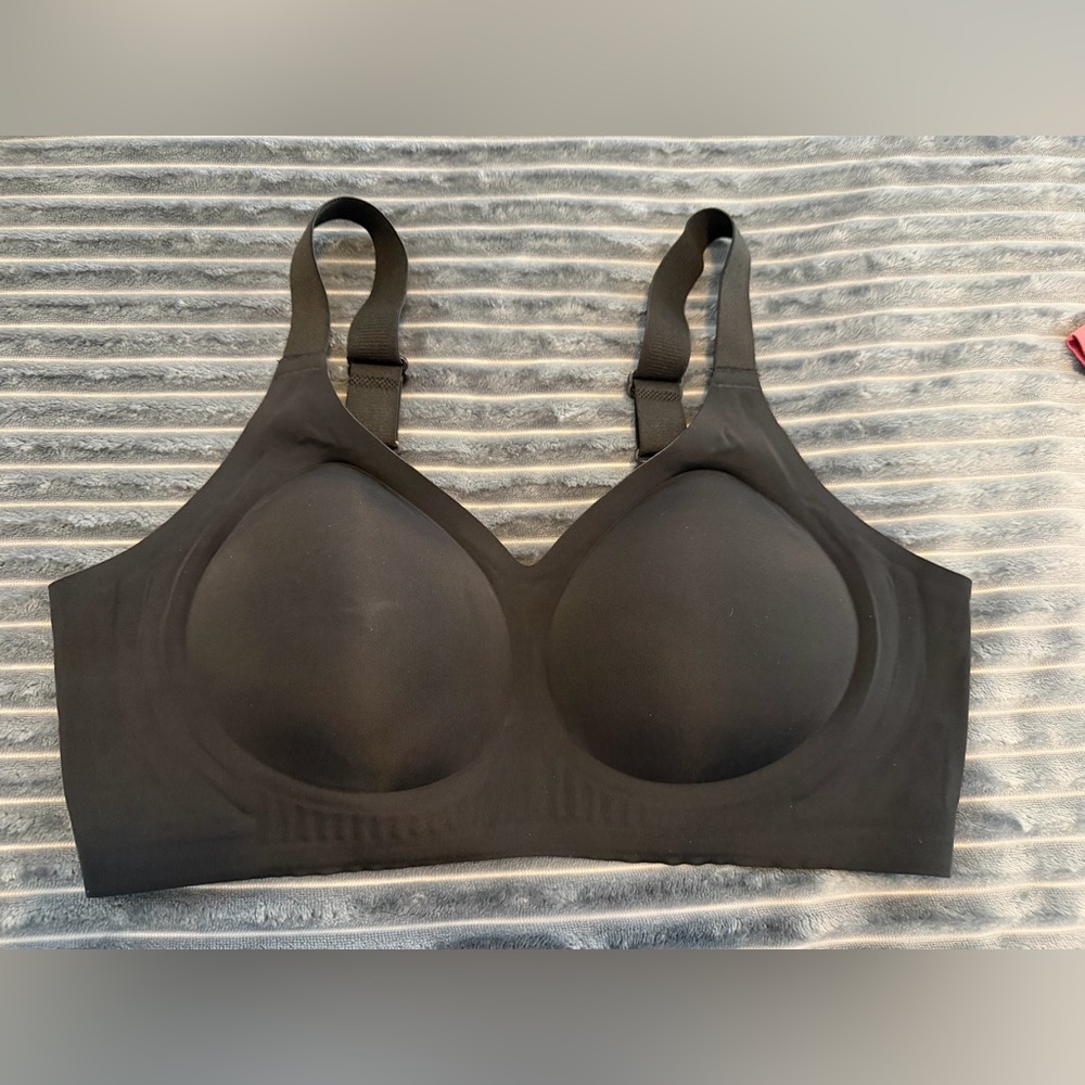 Seamless Black Women's Bra